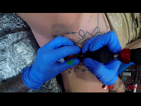 ❤️ Uiters getatoeëerde hottie Sully Savage het 'n tatoeëermerk op haar klitoris gekry ❤️ Porno fb by ons af.cassino-vulkan646.ru ﹏
